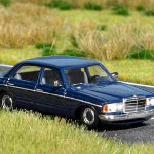 Mercedes-Benz W123 dunkelblau, mit Licht