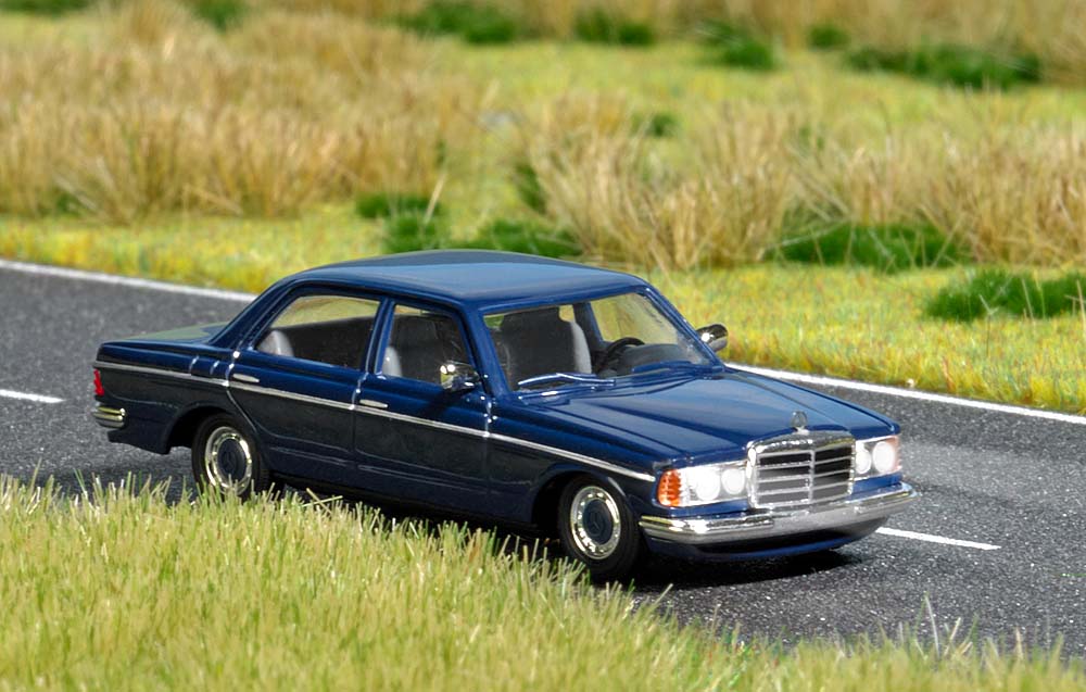 Mercedes-Benz W123 dunkelblau, mit Licht